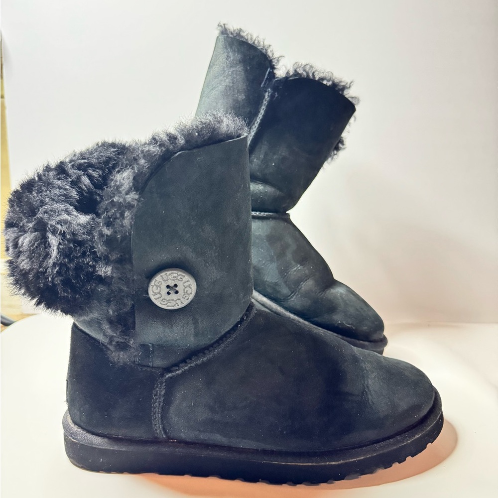 UGG Bailey Button 5803 Womens Sz9 Black Sheepskin Suede Warm Short Winter Boots